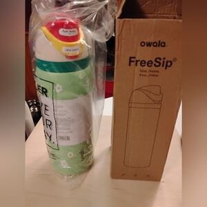 Owala FreeSip 32 oz special edition daisy water bottle.